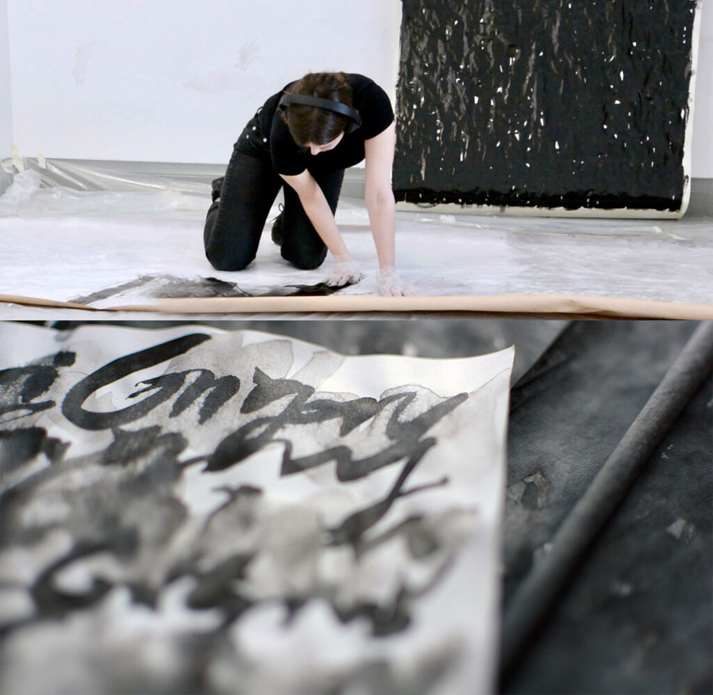 Kollage av två bilder. Den övre bilden föreställer konstnären som målar på ett stor ark på golvet. I bakgrunden en abstrakt stor svart målning. Nedre bilden visar namn skrivna i bläck på pappersark.